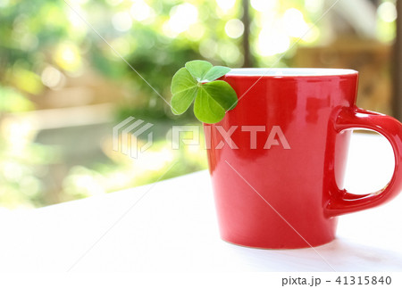 マグカップの縁のクローバーの葉 41315840