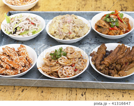 中国　雲南省　三朶節　ふるまい料理 41316647