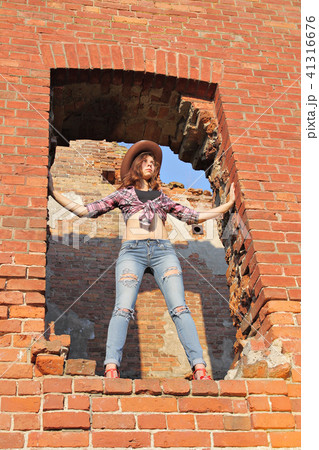 Girl on the ruins Girl on the ruins 41316676