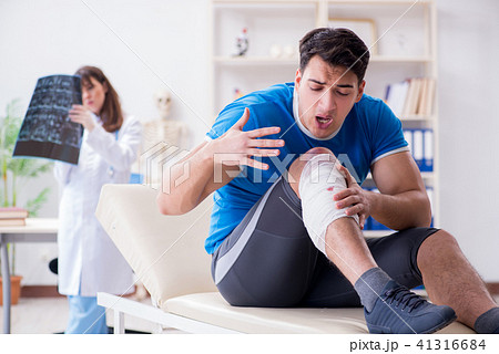 Sports player visiting doctor after injury 41316684