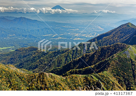 八ヶ岳連峰・阿弥陀岳から望む富士山と甲府盆地 41317367