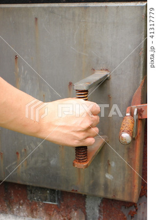 焼却炉を開ける男性の手 焼却炉を開ける男性の手 41317779
