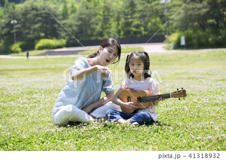 女性 子供 公園 41318932