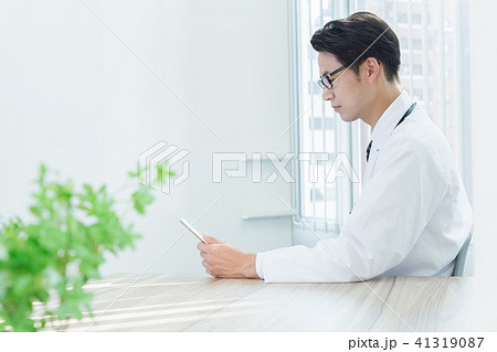 スマホを持つ医師 スマホを持つ医師 41319087