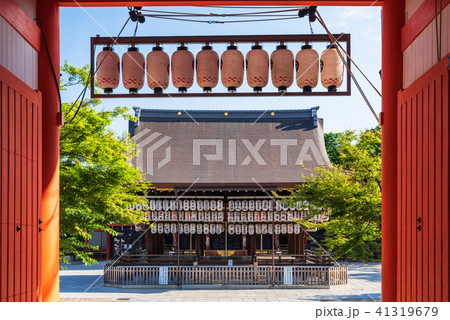 京都 八坂神社 南楼門と舞殿の写真素材