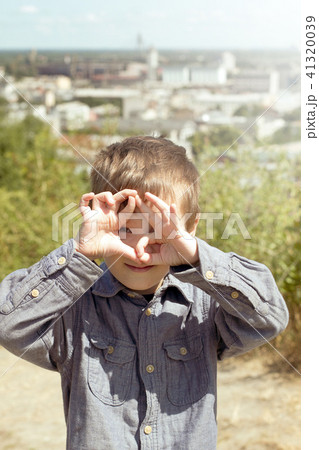 Boy pretending that he is a cameraman 41320039