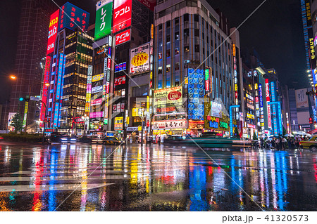 東京都 新宿歌舞伎町の夜景 雨天 の写真素材