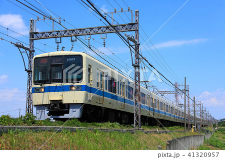 伊勢原の水田地帯を走る小田急8000形 41320957