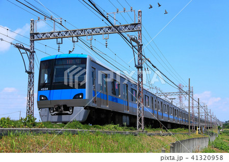 伊勢原の水田地帯を走る小田急4000形 41320958