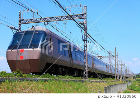 伊勢原の水田地帯を走る小田急ロマンスカーEXE 41320960