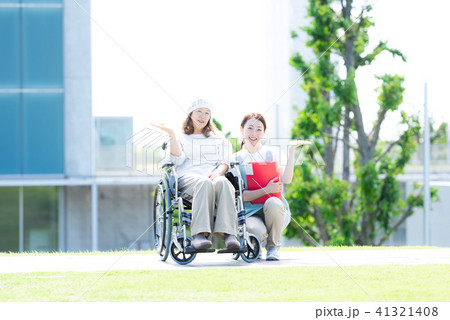 介護 車椅子 女性 介護 車椅子 女性 41321408