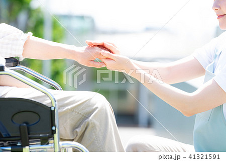 介護　車椅子　女性 41321591