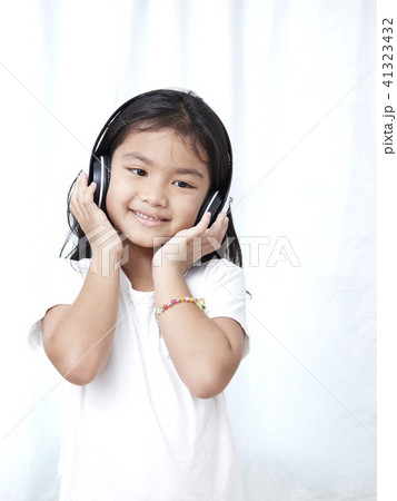 8s Girl with headphones 41323432