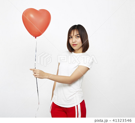 Asian woman holding a red heart balloon 41323546