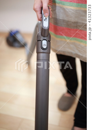 掃除機 (主婦 家事 清掃 掃除 フローリング ママ 電化製品 母親 顔なし ボディパーツ 住居) 41323733