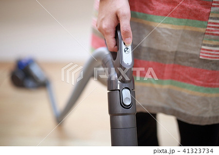 掃除機 (主婦 家事 清掃 掃除 フローリング ママ 電化製品 母親 顔なし ボディパーツ 住居) 41323734