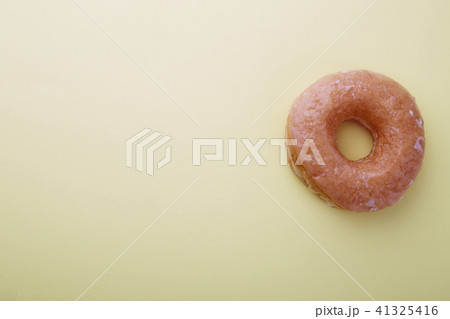 Top view glazed donut 41325416