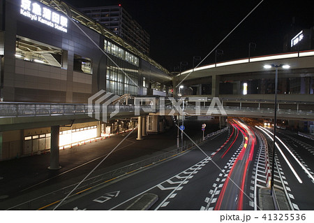 夜の京急蒲田駅東口の駅前にて 41325536