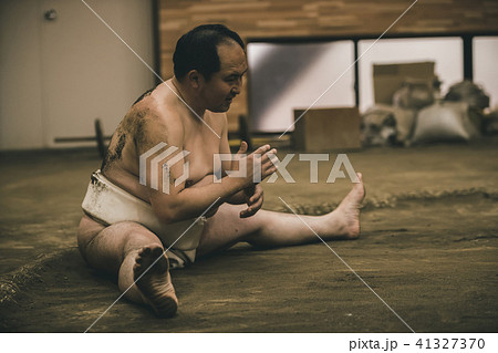 Sumo wrestling 41327370