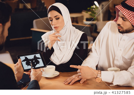 Arab couple at reception of family therapist Arab couple at reception of family therapist 41327585