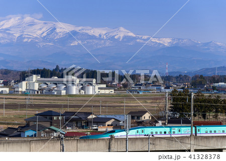 東北新幹線Ｅ5系と栗駒山 41328378