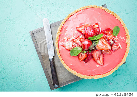 Tart with strawberries Tart with strawberries 41328404