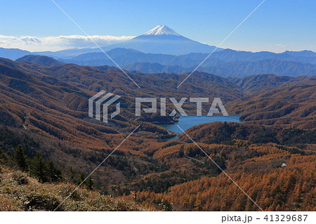 大菩薩嶺の雷岩付近から南側の富士山を望む 大菩薩嶺の雷岩付近から南側の富士山を望む 41329687