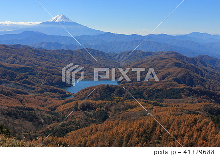 大菩薩嶺の雷岩付近から南側の富士山を望む 大菩薩嶺の雷岩付近から南側の富士山を望む 41329688