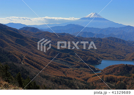 大菩薩嶺の雷岩付近から南側の富士山を望む 大菩薩嶺の雷岩付近から南側の富士山を望む 41329689