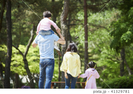 家族 ファミリー 後姿 41329781