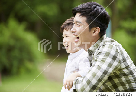 公園 笑顔 微笑 41329825