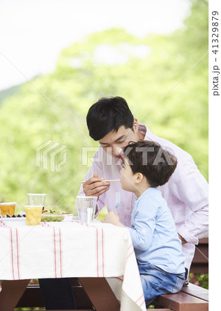 食べさせる 屋外 室外 41329879
