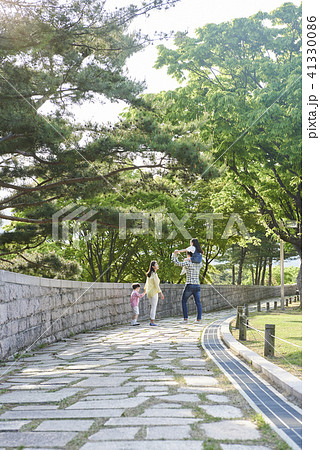 家族 ファミリー 後姿 41330086