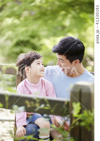 公園 笑顔 微笑 41330161