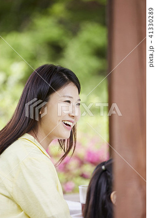 屋外 室外 女性 41330289