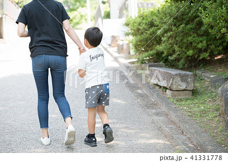 親子で歩く後ろ姿の写真素材