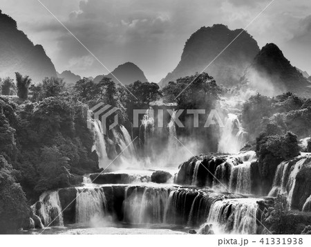 中国広西壮族自治区・徳天瀑布 / Detian Waterfall, Guangxi, China 41331938