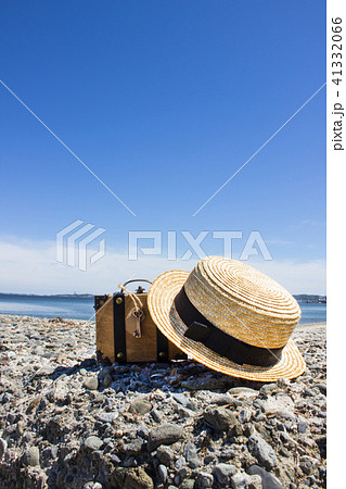 トランクと麦わら帽子と海 41332066