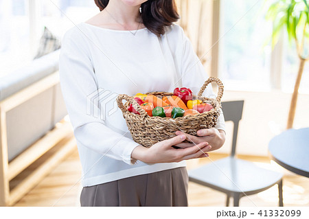野菜を持つ女性 41332099