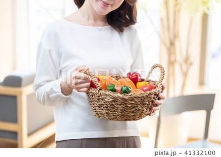 野菜を持つ女性 野菜を持つ女性 41332100