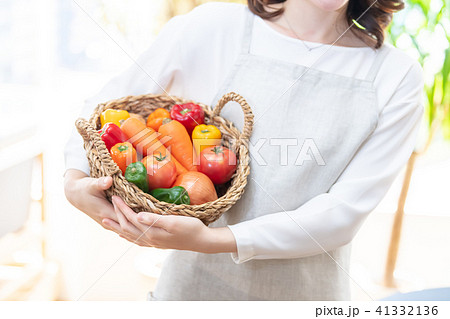 野菜を持つ女性 野菜を持つ女性 41332136