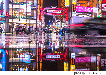 東京都 新宿歌舞伎町の夜景 雨天 の写真素材