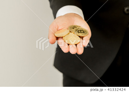 ビットコインを持つ男性 41332424