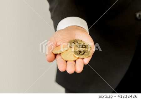 ビットコインを持つ男性 41332426