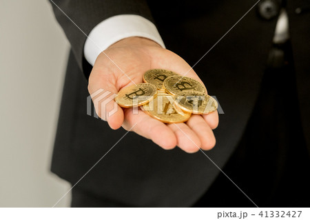 ビットコインを持つ男性 41332427