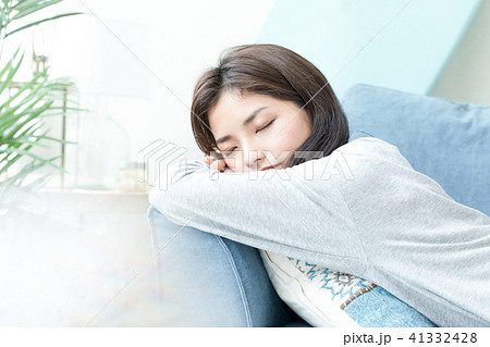 ライフスタイル　リラックスする女性 41332428
