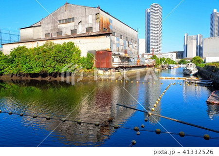 東高島駅近くの鉄橋を渡る貨物列車 東高島駅近くの鉄橋を渡る貨物列車 41332526