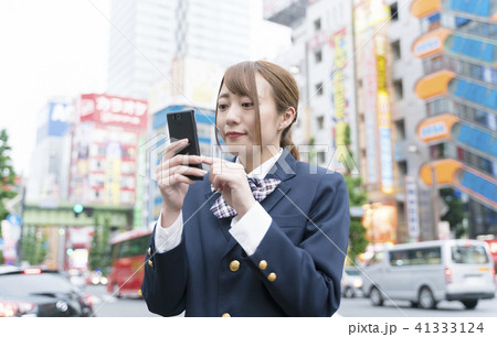 スマートフォン・秋葉原・制服の女子高校生 スマートフォン・秋葉原・制服の女子高校生 41333124