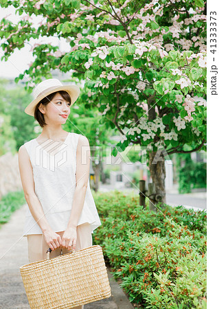 並木道を歩く女性 41333373