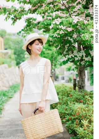 並木道を歩く女性 41333374